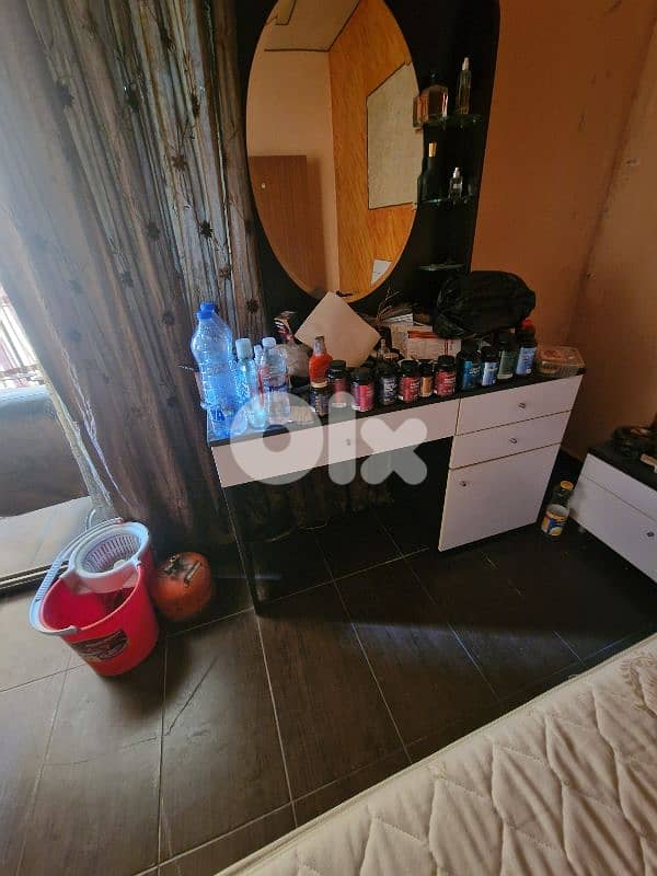 غرفة نوم من دون خزانة بيضاء مع الفرشة ممتازة 2