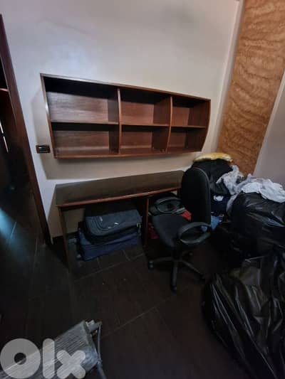 مكتبة مع طاولة وكرسي ممتازة