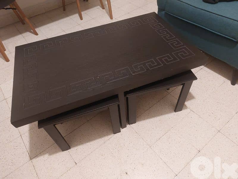 طاولة وسط مع ٤ صغير 0