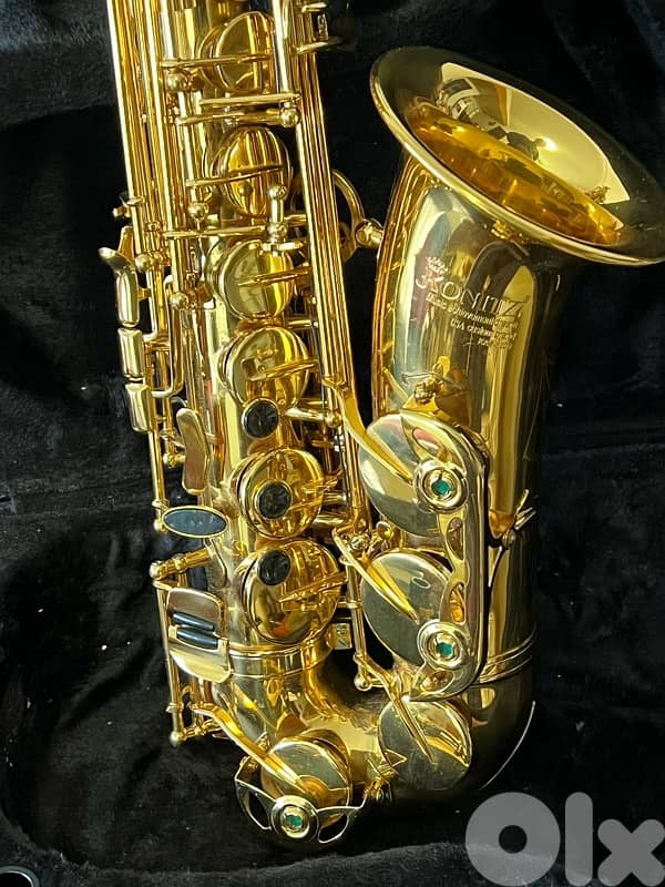 Saxophone alto Eb Kronitz gold color/ black keys barely used 4