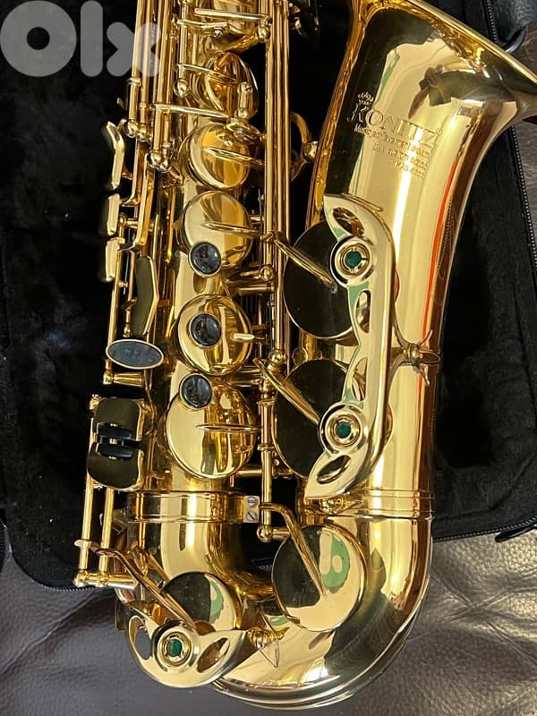 Saxophone alto Eb Kronitz gold color/ black keys barely used 6