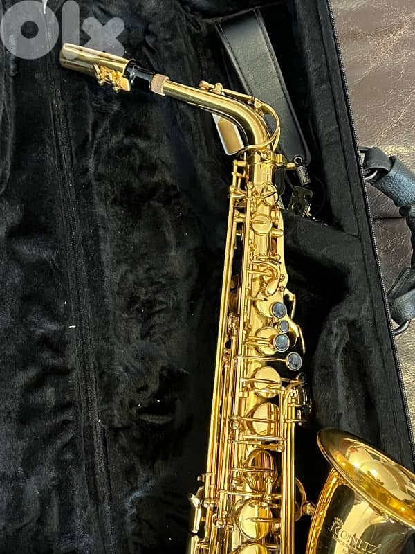 Saxophone alto Eb Kronitz gold color/ black keys barely used 7