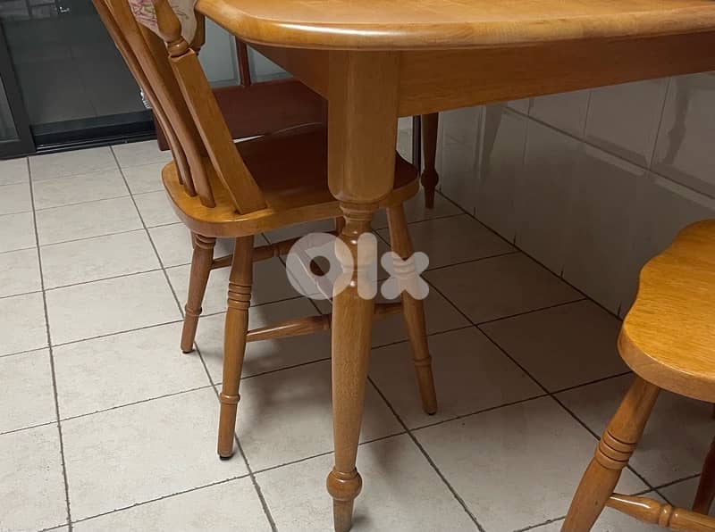 طاولة خشب مع أربع كراسي خشب 0