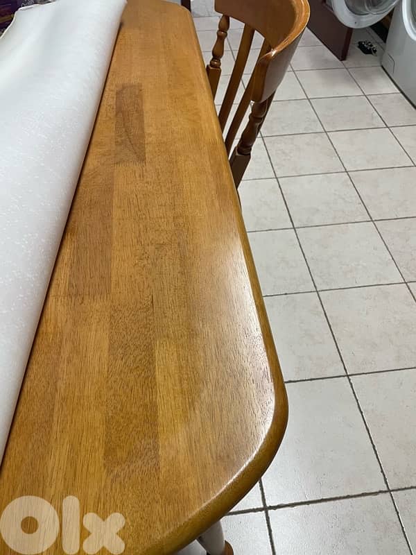 طاولة خشب مع أربع كراسي خشب 1