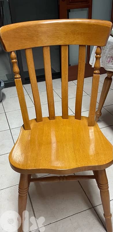 طاولة خشب مع أربع كراسي خشب 2