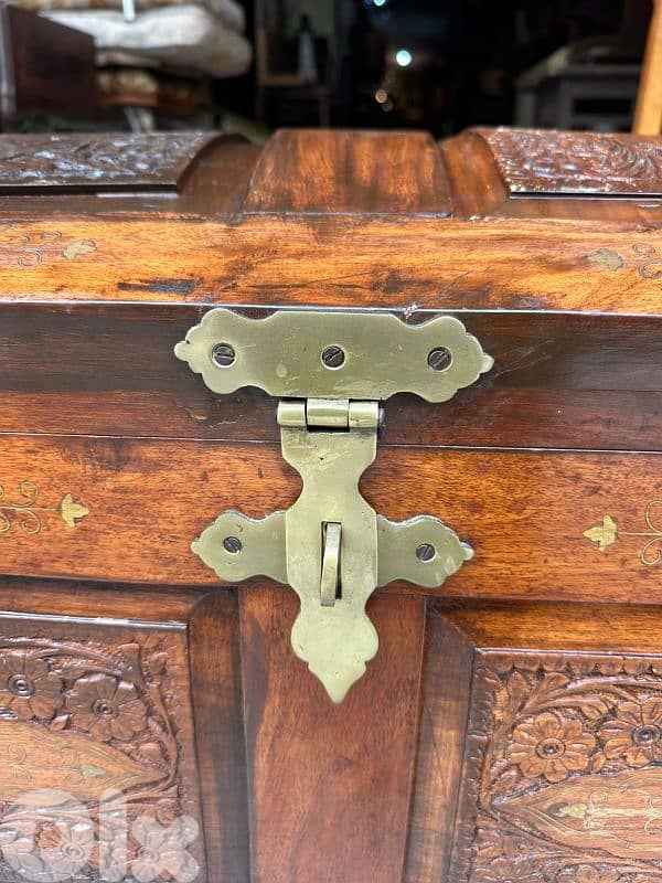 صندوق انتيك خشب جوز حفر يدوي ناعم تنزيل نحاس عمر ١٠٠ سنة 1