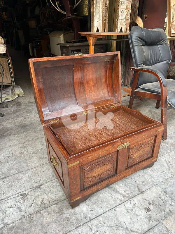 صندوق انتيك خشب جوز حفر يدوي ناعم تنزيل نحاس عمر ١٠٠ سنة 2