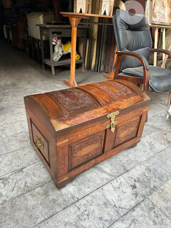 صندوق انتيك خشب جوز حفر يدوي ناعم تنزيل نحاس عمر ١٠٠ سنة 3