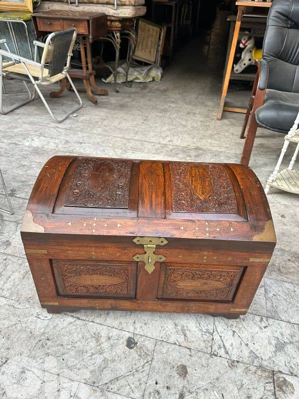 صندوق انتيك خشب جوز حفر يدوي ناعم تنزيل نحاس عمر ١٠٠ سنة 6