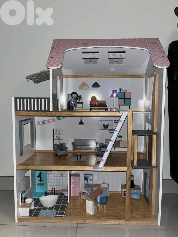wooden doll house 0