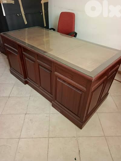 مكتب انجليزي انتيك رائع جدا خشب موغونو صافي وجه جلد طبيعي