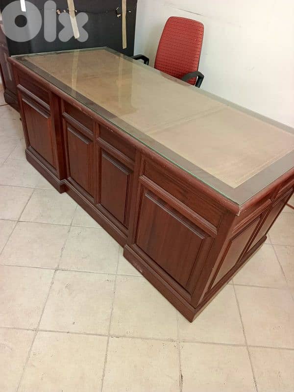 مكتب انجليزي انتيك رائع جدا خشب موغونو صافي وجه جلد طبيعي 1