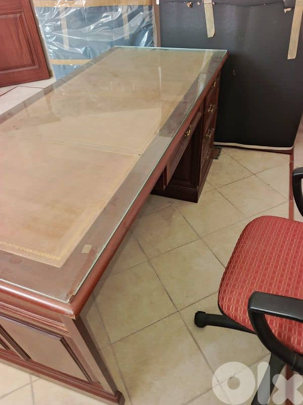 مكتب انجليزي انتيك رائع جدا خشب موغونو صافي وجه جلد طبيعي 2