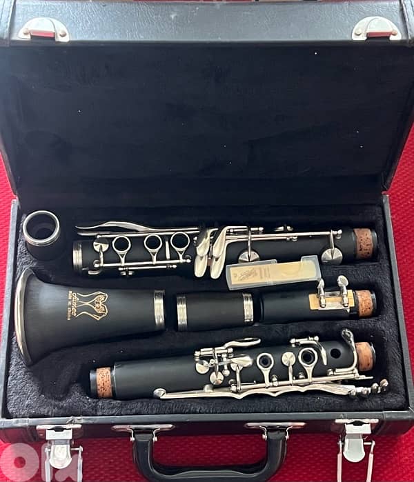 Clarinet Bb used like new with extra Vandoren reed 0