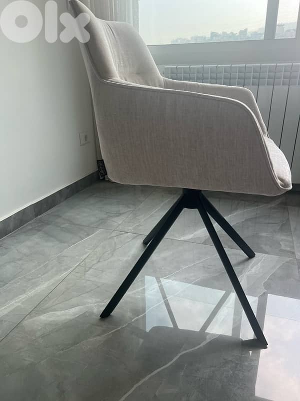 Modern Swivel Rotation Chair – Like New 1