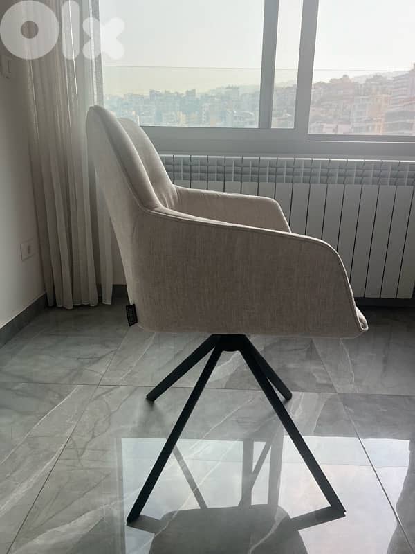 Modern Swivel Rotation Chair – Like New 2