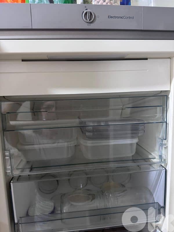 refrigerator  very good condition 4