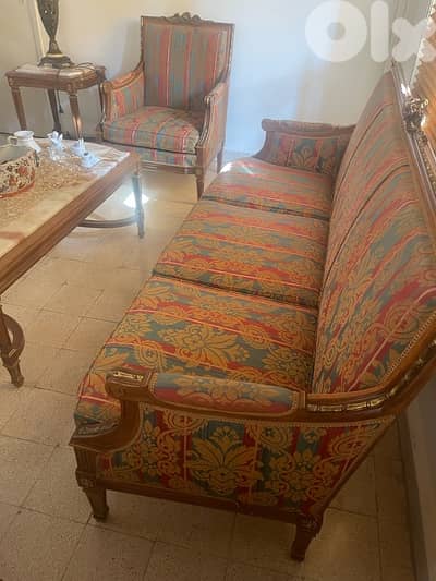 very good condition salon