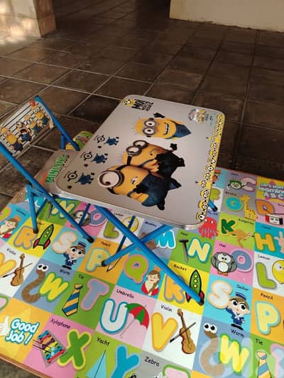 كرسي مع طاولة دراسة للاطفال