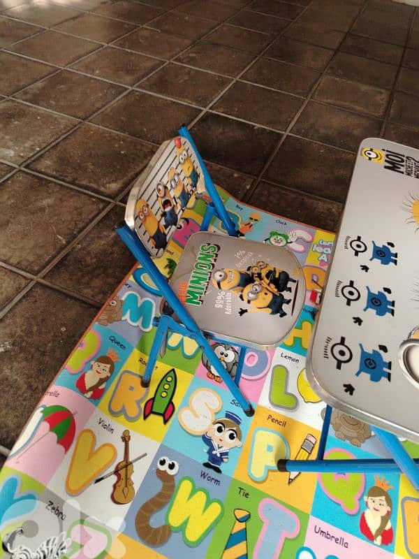 كرسي مع طاولة دراسة للاطفال 4