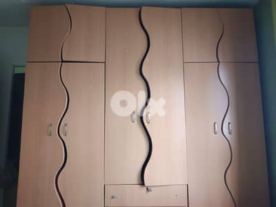 خزانة كبيرة  للبيع بحالة جيدة