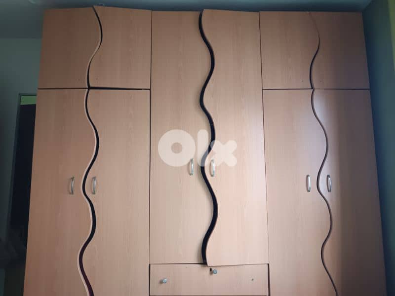 خزانة كبيرة  للبيع بحالة جيدة 0