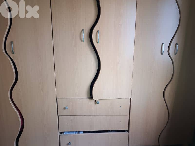 خزانة كبيرة  للبيع بحالة جيدة 1