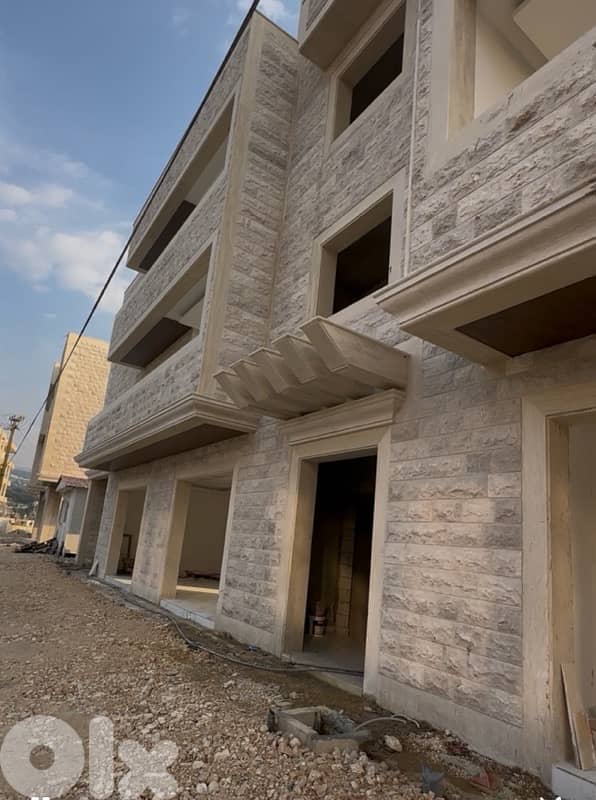 محل تجاري للبيع حصرايل جبيل 0