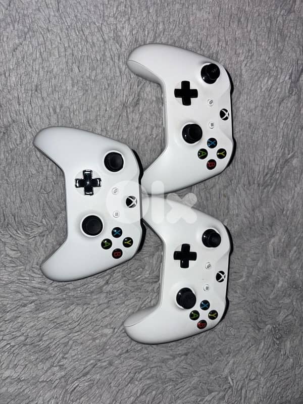 3 XBOX CONTROLLERS 0