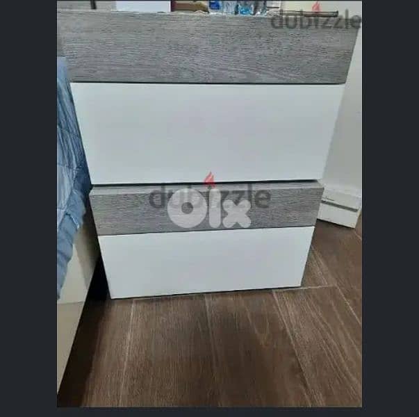 bed + 2 comodes 1