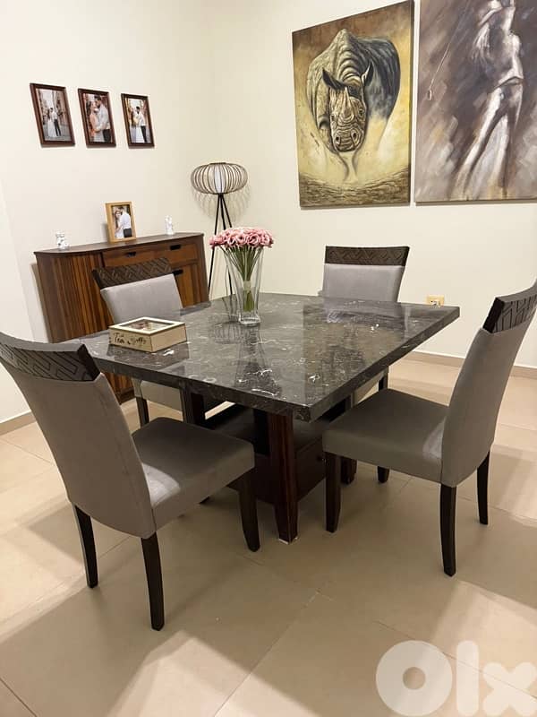 طاولة سفرة رخام مع ٦ كراسي و دروسوار 0