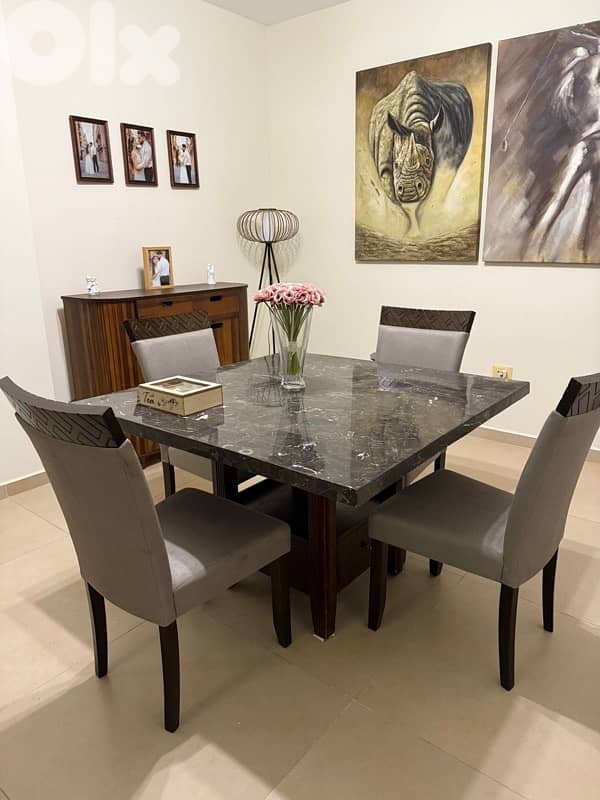 طاولة سفرة رخام مع ٦ كراسي و دروسوار 1