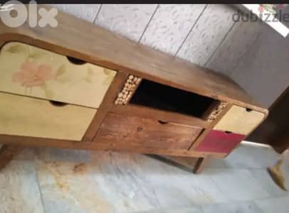 طاولة نص وطاولة تلفزيون