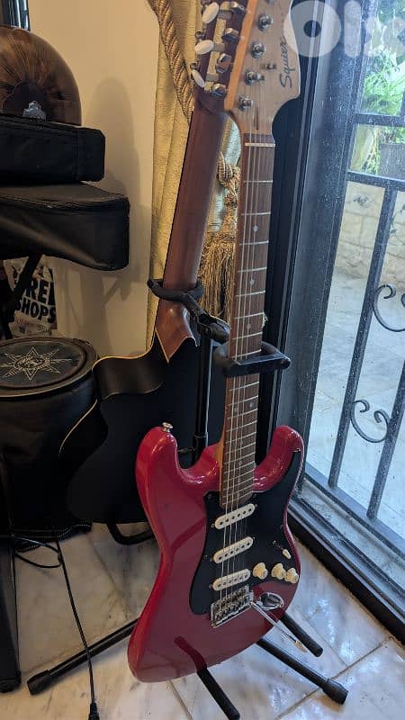 2 electric guitar and 1 amp 0