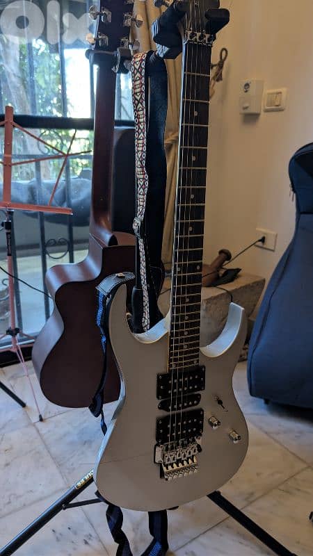 2 electric guitar and 1 amp 2