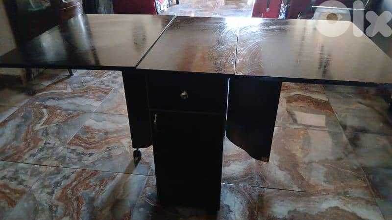 طاوله خشب كبيره بتتسكر فيها خزانه وجارور 0