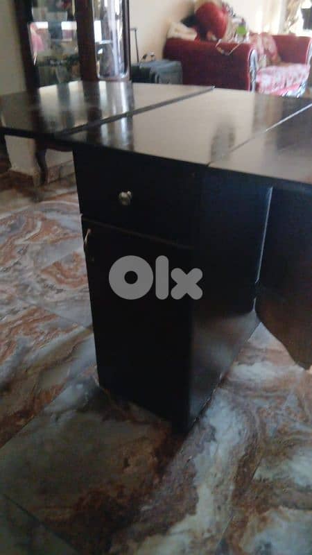 طاوله خشب كبيره بتتسكر فيها خزانه وجارور 1