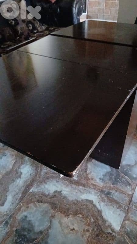 طاوله خشب كبيره بتتسكر فيها خزانه وجارور 2