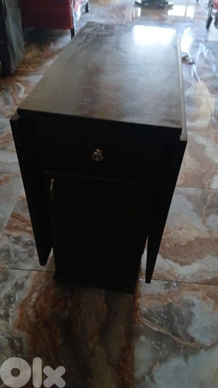 طاوله خشب كبيره بتتسكر فيها خزانه وجارور 3