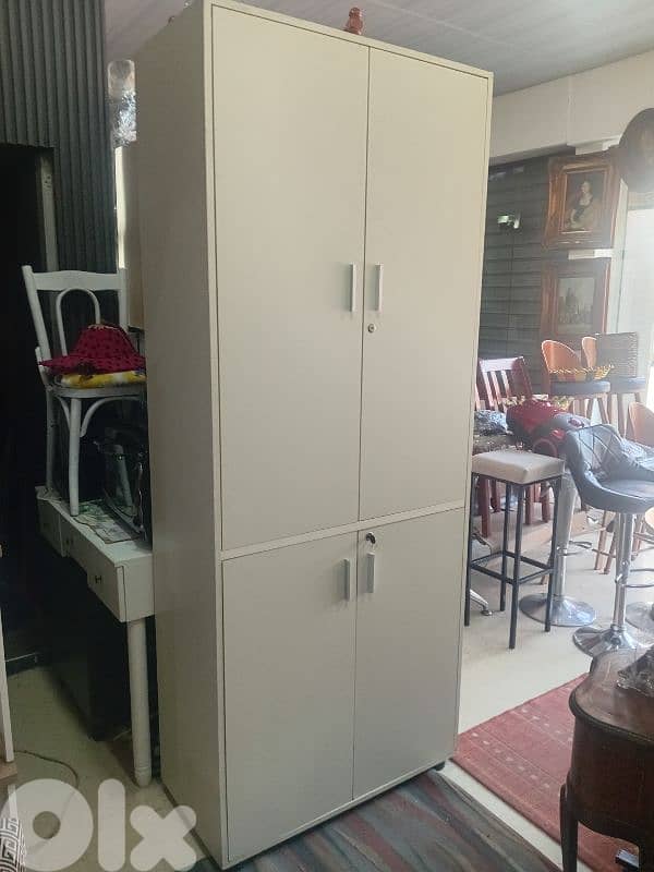 خزانة اوروبي شبه جديد 0