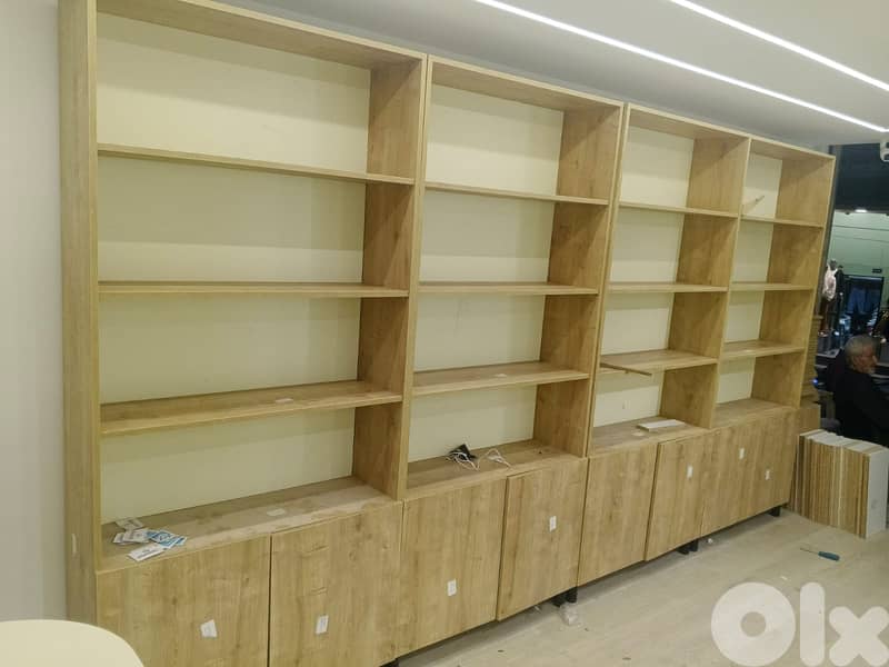 خزانة مع رفوف و درف 0