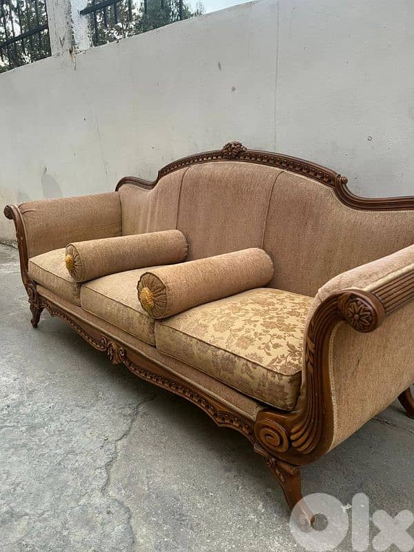 طقم كنبايات حفر خشب زان خمس قطع وطاولة 1