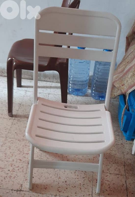 كرسي ابيض عدد ٢ بتنفتح و بتتسكر 0