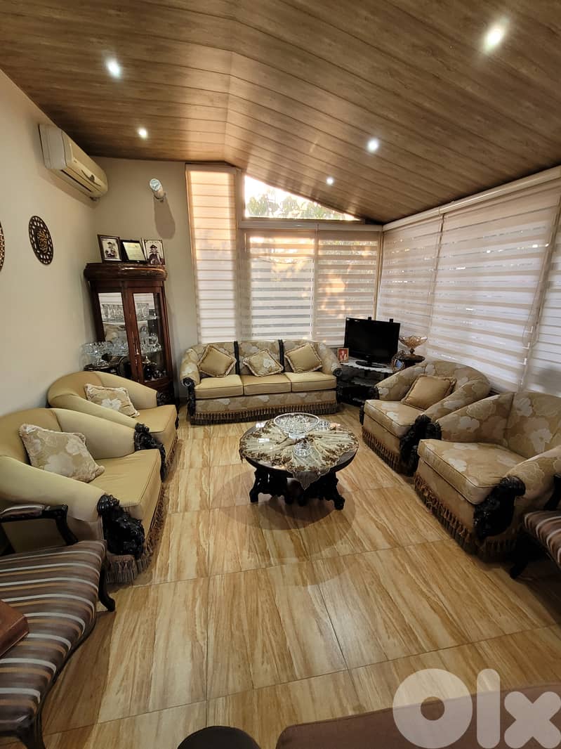 صالون بحالة ممتازة صوفة كبيرة و ٤ زغار للتواصل71218643 0