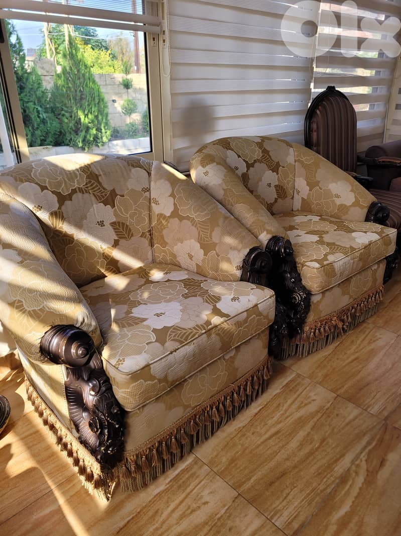 صالون بحالة ممتازة صوفة كبيرة و ٤ زغار للتواصل71218643 2