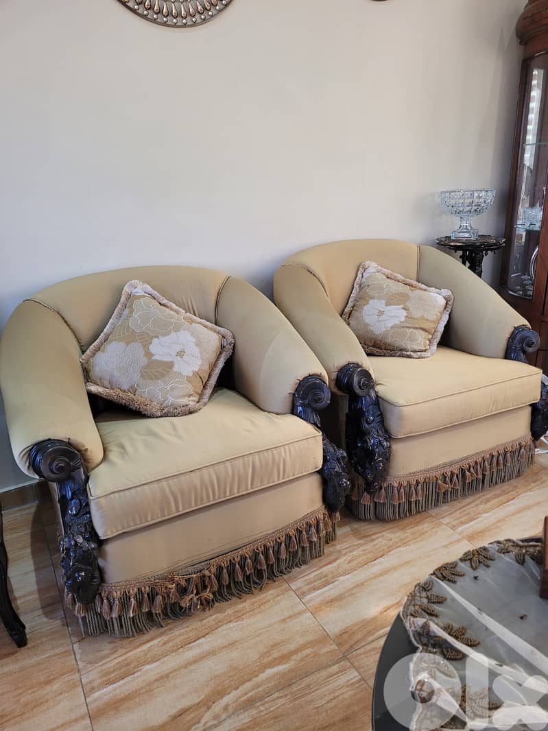 صالون بحالة ممتازة صوفة كبيرة و ٤ زغار للتواصل71218643 3