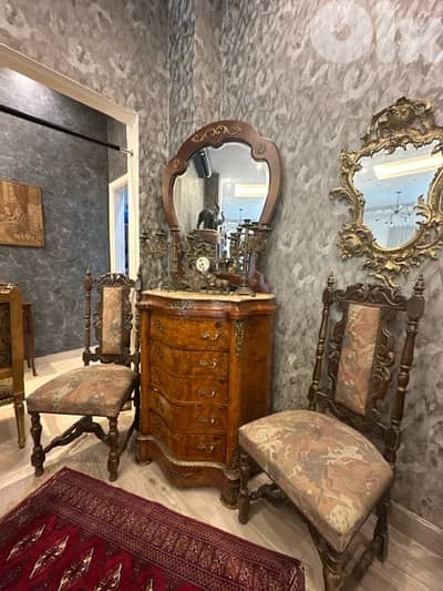 bahu and mirror and chair