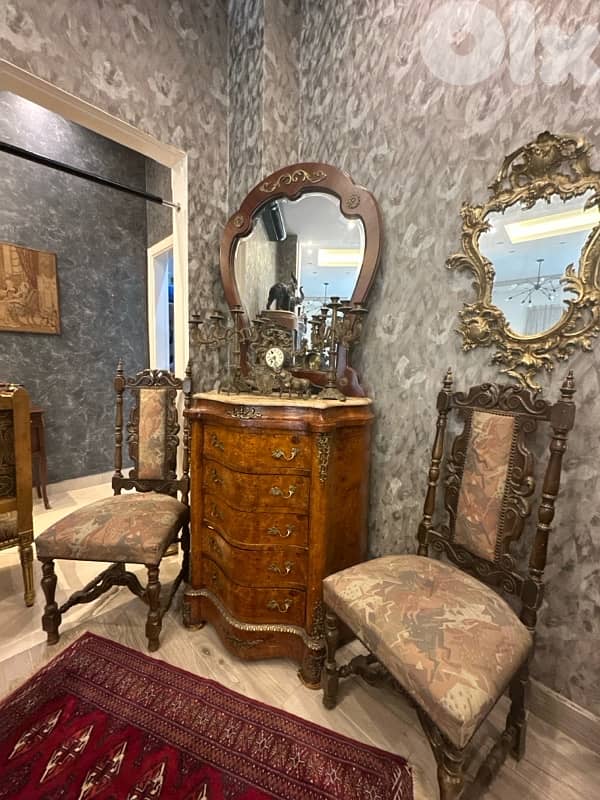 bahu and mirror and chair 0