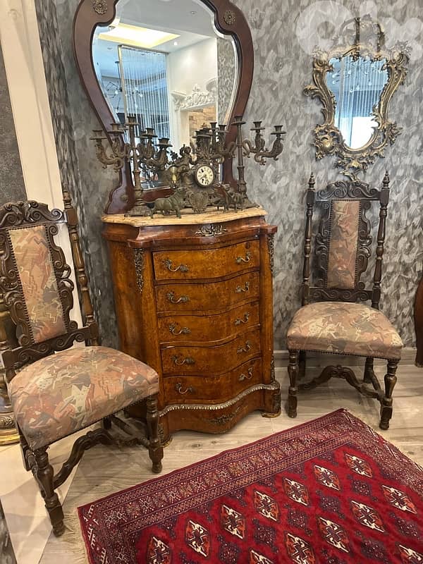 bahu and mirror and chair 4