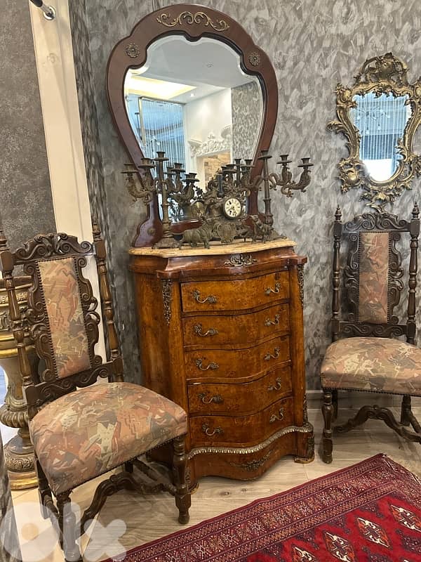 bahu and mirror and chair 5